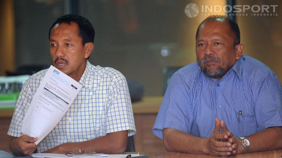 Ketua Komite Pemilihan Ketua Umum PSSI, Dhiman Abror Djuraid, saat mengumumkan verifikasi nama bakal calon ketua umum PSSI periode 2015-2019 di kantor PSSI, Kamis (22/01/15).